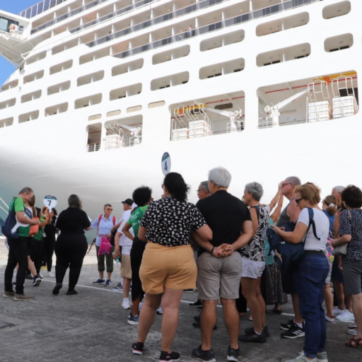 Mais de 3 mil turistas chegam a Bahia no primeiro dia da temporada de cruzeiros 2023/24