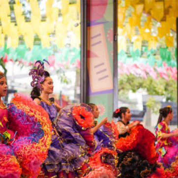 Quadrilhas juninas recepcionam turistas no aeroporto de Campina Grande